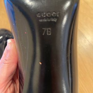 Gucci formal high heels it’s in a good condition dark navy color.